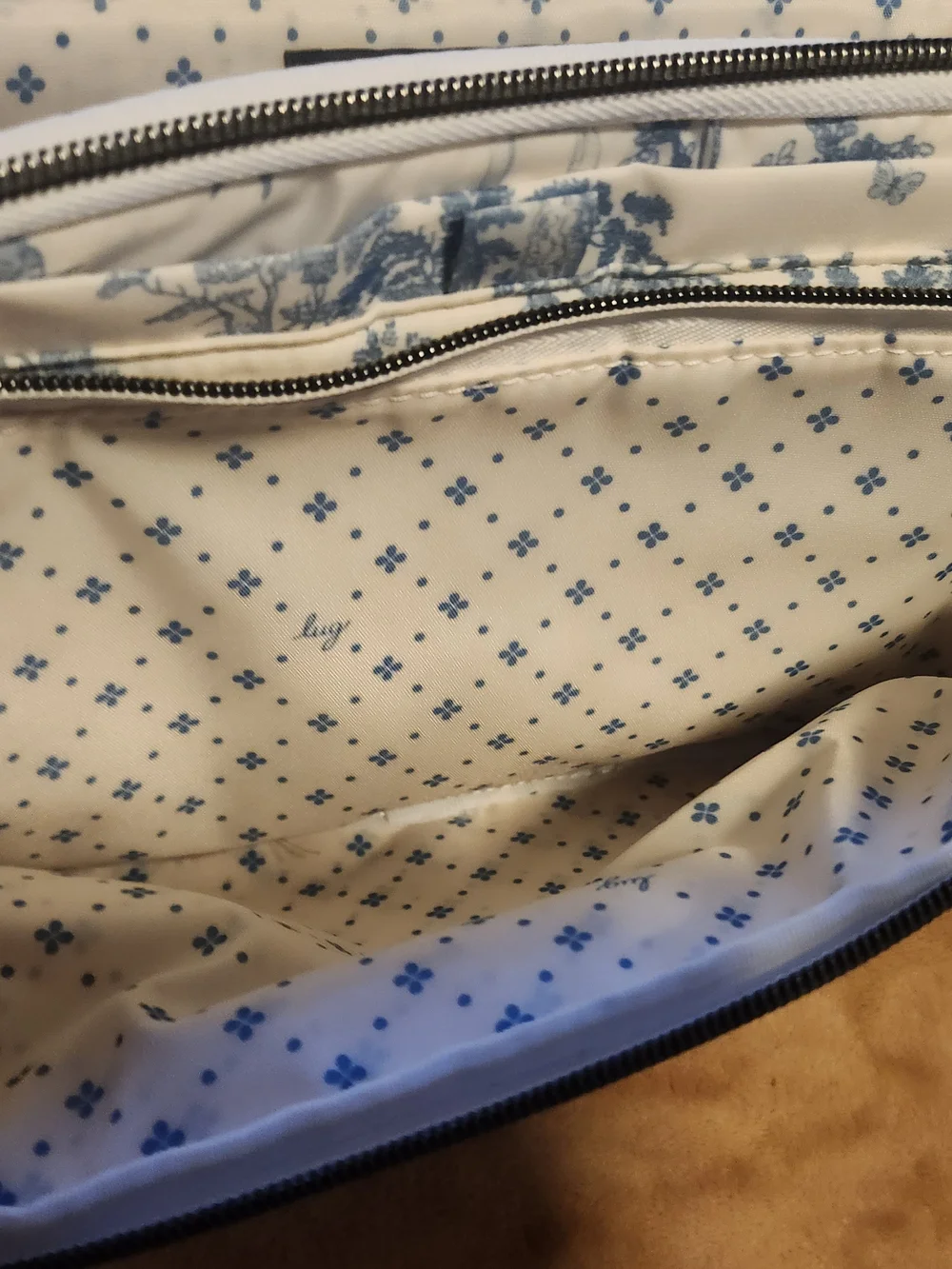Lug Scoop SE Blue White Toile Quilted Crossbody Bag Multi Pocket Travel NWOT - Picture 9 of 14